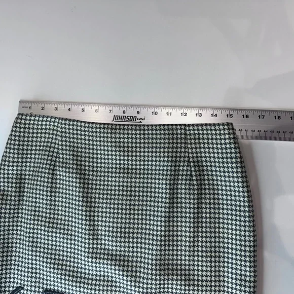 Carlisle Collection Grey/White houndstooth skirt w/applique. SZ 6. Like New! - Picture 6 of 12